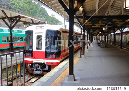 南海鐵道極樂橋站：觀光列車「天空號」和特快列車「高野」（和歌山縣高野町） 138055849