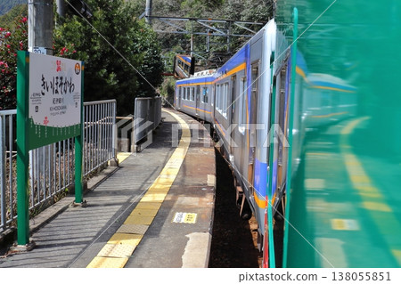 Nankai Railway's sightseeing train, "Tenku to Kakuchi," travels through the sky and curves at Kii-Hosokawa Station (Koyacho, Wakayama Prefecture). Nankai Railway's sightseeing train, "Tenku to Kakuchi," travels through the sky and curves at Kii-Hosokawa Station (Koyacho, Wakayama Prefecture). 138055851