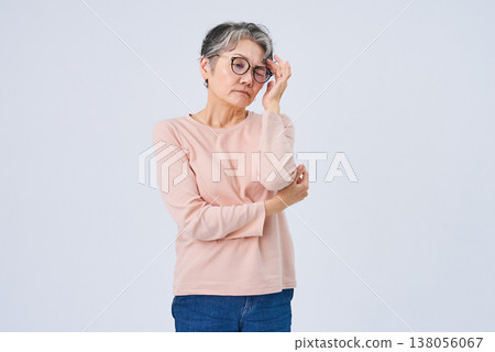 患有頭痛的女高管 患有頭痛的女高管 138056067