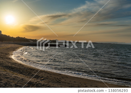 被夕陽染紅的大海 138056293