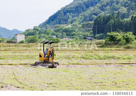 用於耕地的小型液壓挖土機 用於耕地的小型液壓挖土機 138056813
