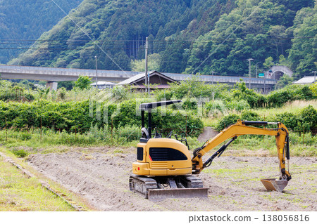 用於耕地的小型液壓挖土機 138056816