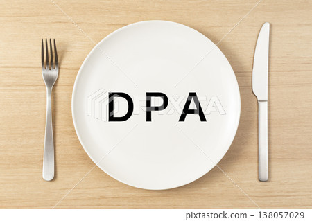 盤子和餐具上印有“DPA”字樣 盤子和餐具上印有“DPA”字樣 138057029