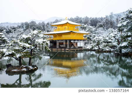 金閣寺的捨利殿被白雪覆蓋 金閣寺的捨利殿被白雪覆蓋 138057164