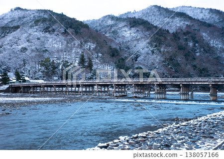 嵐山渡月橋的雪景 嵐山渡月橋的雪景 138057166