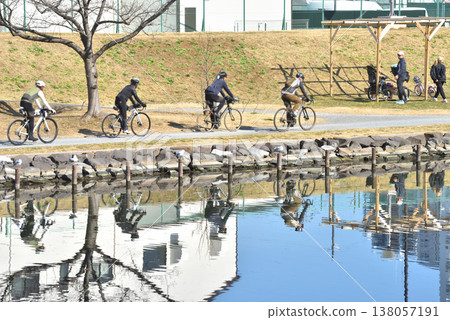 流經江戶川區的舊中川河面上,機車騎士和房屋的倒影清晰可見。 流經江戶川區的舊中川河面上,機車騎士和房屋的倒影清晰可見。 138057191
