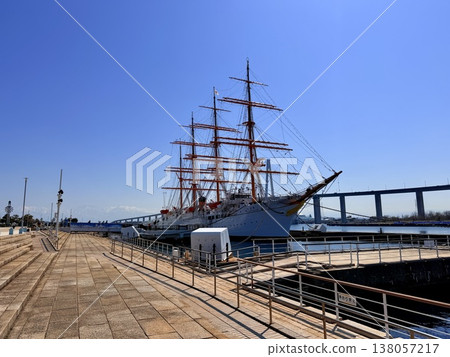 Kaiomaru Park offers a spectacular view of Toyama, including the sailing ship Kaiomaru, the Shinminato Bridge, and the snow-capped Tateyama mountain range. 138057217
