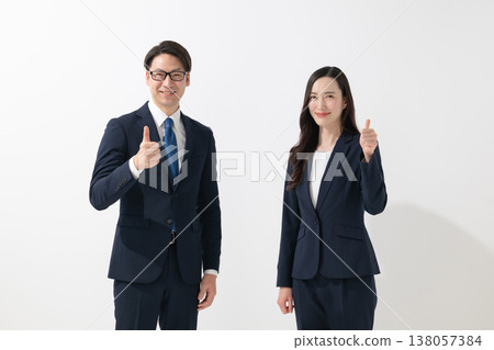 Businessmen and businesswomen Businessmen and businesswomen 138057384