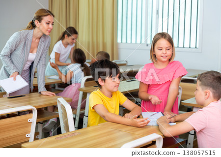 Kids doing group tasks 138057515