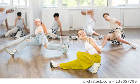 Teen girl with group of teenage friends, learn to dance hip hop 138057799