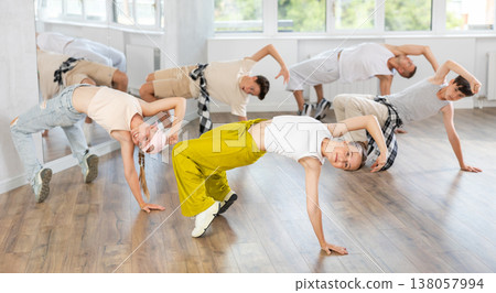 Teen girl with group of teenage friends, learn to dance hip hop Teen girl with group of teenage friends, learn to dance hip hop 138057994