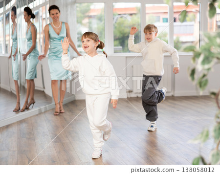 Boy and girl train to dance contemporary vigorous hip hop during classes. 138058012