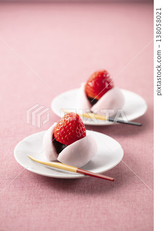 Strawberry Daifuku 138058021
