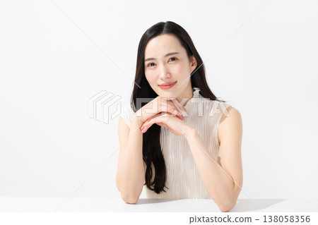 一位女士臉頰貼 138058356