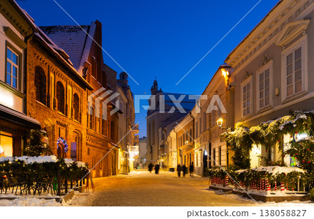 Night view of Pilies Street in Old Town of Vilnius 138058827