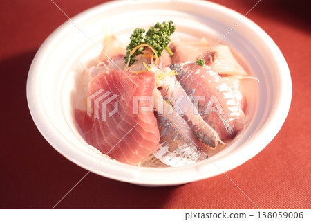 A delicious seafood bowl with lots of sashimi 138059006