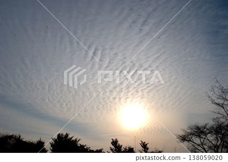 陽光透過雲層 138059020