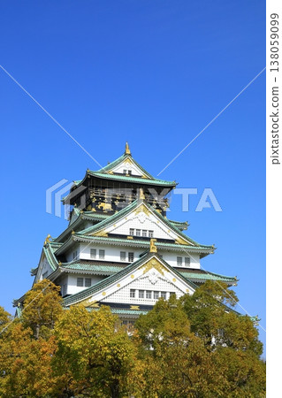 映襯在藍天下的大阪城塔 138059099