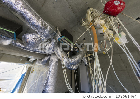 Air conditioning equipment and piping remain in the vacant storefront, which is in a bare-bones state. 138061464
