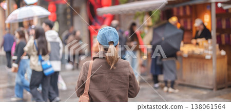 Happy woman traveler travel in Chengdu city. Tourist sightseeing and shopping in Kuan Zhai Alley or wide and narrow alleys, Famous Landmark for tourism attraction in Sichuan, China 138061564