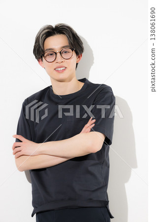 一位英俊瀟灑、氣質出眾的年輕男子,戴著眼鏡(太陽眼鏡)顯得格外帥氣,他雙臂交叉,正對著鏡頭。 一位英俊瀟灑、氣質出眾的年輕男子,戴著眼鏡(太陽眼鏡)顯得格外帥氣,他雙臂交叉,正對著鏡頭。 138061690