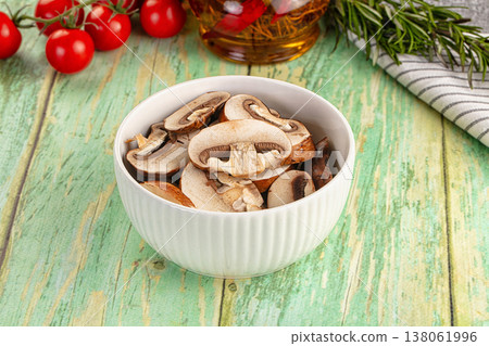 Sliced raw brown royal champignon Sliced raw brown royal champignon 138061996
