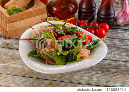 Salad with jamon, strawberry and arugula 138062014