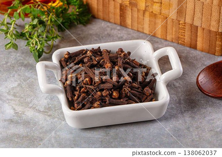 Dry cloves buds aromatic flavor Dry cloves buds aromatic flavor 138062037