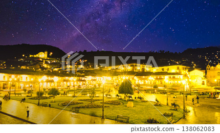 庫斯科武器廣場的美麗夜景 庫斯科武器廣場的美麗夜景 138062083