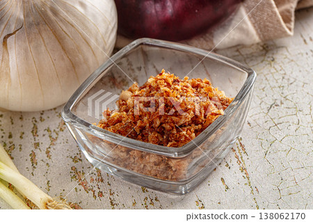 Roasted dry golden dehydrated onion Roasted dry golden dehydrated onion 138062170