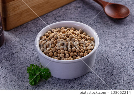 Dry aroma white pepper corn Dry aroma white pepper corn 138062214