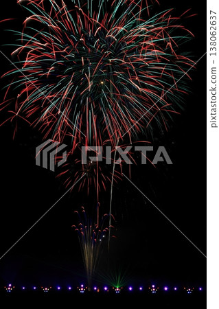 藍色菊花煙火和橙色煙火 138062637