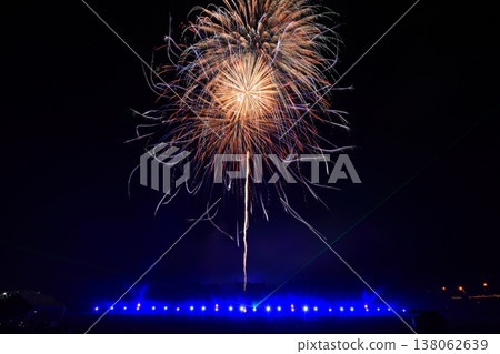 藍色菊花煙火和橙色煙火 138062639