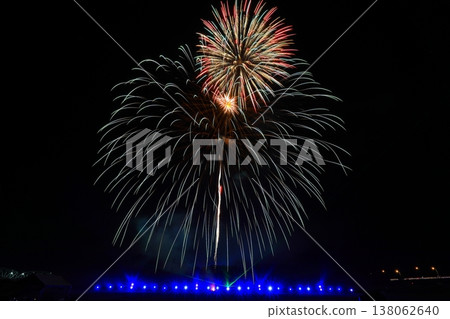 藍色菊花煙火和橙色煙火 138062640