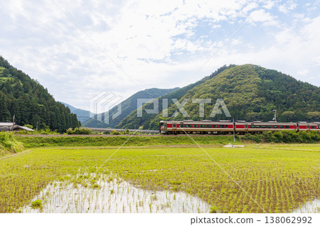 盤丹線上的特快列車和鄉村景色（兵庫縣朝須賀市） 138062992