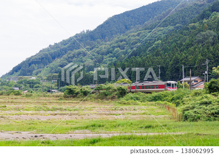 盤丹線上的特快列車和鄉村景色(兵庫縣朝須賀市) 盤丹線上的特快列車和鄉村景色(兵庫縣朝須賀市) 138062995