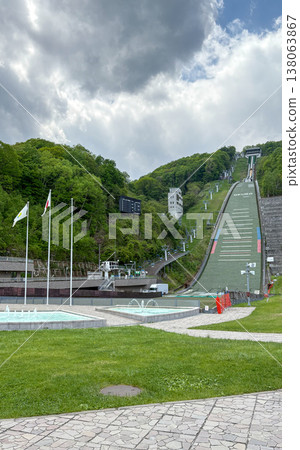 這是北海道札幌市大倉山跳台滑雪場初夏時的景象。 這是北海道札幌市大倉山跳台滑雪場初夏時的景象。 138063867