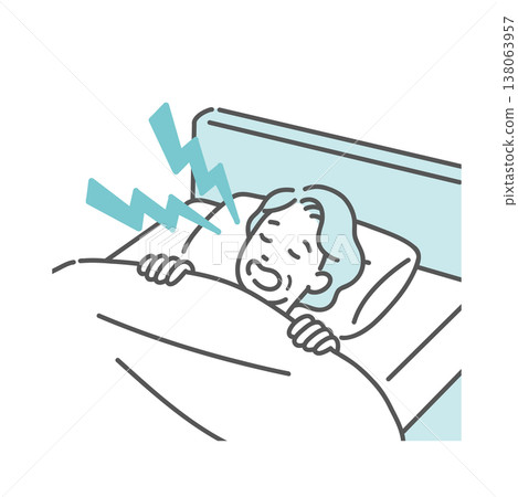 插圖描繪了一位老年婦女在床上睡覺，打鼾聲很大（睡眠呼吸中止症/SAS）。 138063957