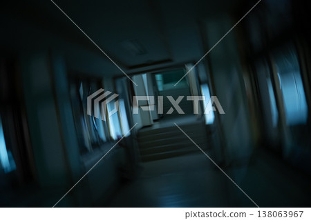 夜裡逃離學校的畫面 夜裡逃離學校的畫面 138063967