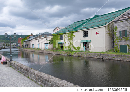 這是北海道小樽運河初夏時節的景色,畫面中可以看到一組歷史悠久的石頭倉庫。 這是北海道小樽運河初夏時節的景色,畫面中可以看到一組歷史悠久的石頭倉庫。 138064256