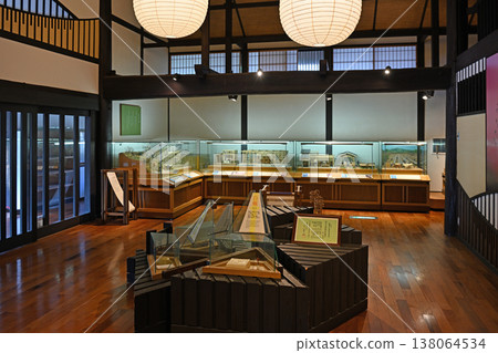 博物館內部展示了內古木蠟文化,其特色是被指定為重要文化財產的粗大橫梁,以及由燈籠照亮的展廳。 博物館內部展示了內古木蠟文化,其特色是被指定為重要文化財產的粗大橫梁,以及由燈籠照亮的展廳。 138064534