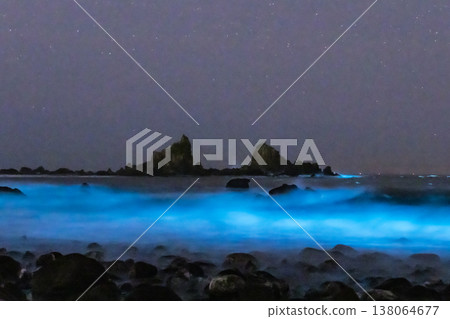 The milky sea with its gentle waves and the starry sky 138064677