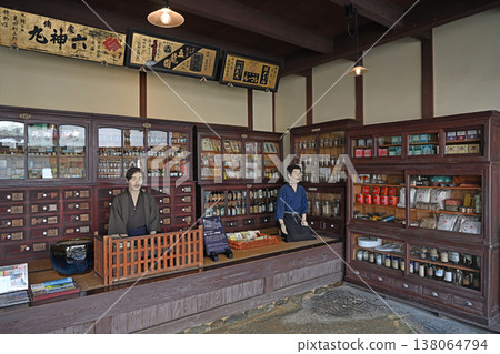 愛媛縣內子町的商業與生活博物館展出了人偶和藥架，重現了大正時代藥局的店面。 138064794