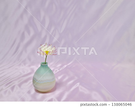 一個可愛的花瓶,裡面插著一朵雛菊。 一個可愛的花瓶,裡面插著一朵雛菊。 138065046