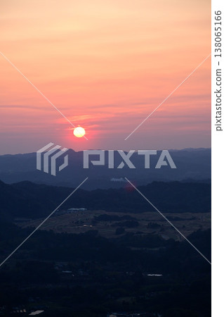 旭日東升,照耀著九十九谷。 旭日東升,照耀著九十九谷。 138065166