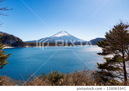 早春時節,從山梨縣本棲湖眺望富士山 早春時節,從山梨縣本棲湖眺望富士山 138065941