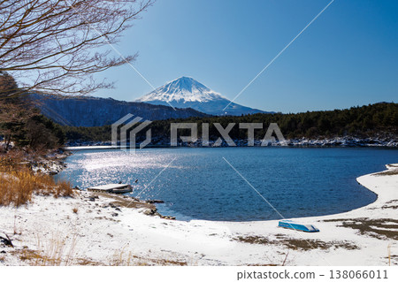 初春的西湖：春雪與富士山交相輝映，富士河口湖町 138066011