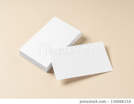 一疊白色名片的模擬圖,以及放置在米色背景上的名片。 一疊白色名片的模擬圖,以及放置在米色背景上的名片。 138066158