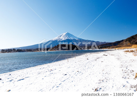 早春時節，從河口湖畔的河口湖大石公園眺望富士山。 138066167