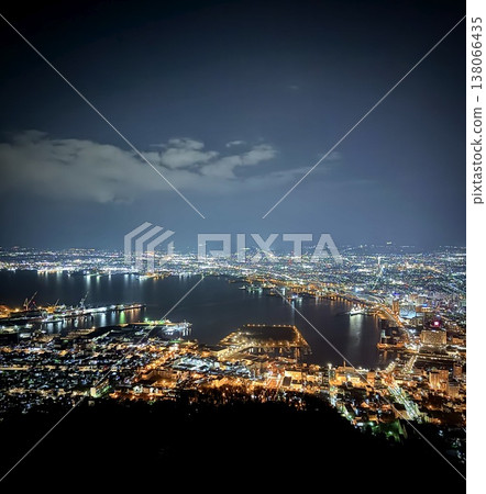俯瞰港口小鎮和沿海地區璀璨的燈光,夜景美不勝收。 俯瞰港口小鎮和沿海地區璀璨的燈光,夜景美不勝收。 138066435